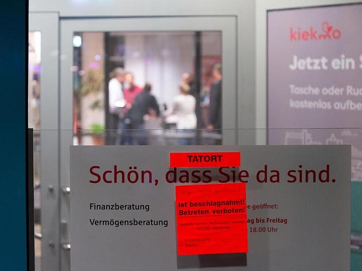 "Wegen Überfall geschlossen!". Ein bewaffneter 70-Jähriger soll im Hamburger Stadtviertel St. Georg eine Bank überfallen haben.
