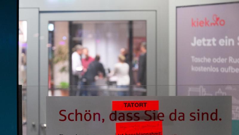 "Wegen Überfall geschlossen!". Ein bewaffneter 70-Jähriger soll im Hamburger Stadtviertel St. Georg eine Bank überfallen haben. "Wegen Überfall geschlossen!". Ein bewaffneter 70-Jähriger soll im Hamburger Stadtviertel St. Georg eine Bank überfallen haben.