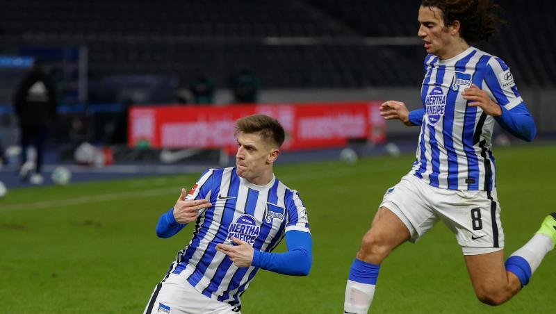 Herthas Krzysztof Piatek (l) bejubelt sein Tor zum 2:1 mit Matteo Guendouzi. Herthas Krzysztof Piatek (l) bejubelt sein Tor zum 2:1 mit Matteo Guendouzi.