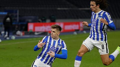 Herthas Krzysztof Piatek (l) bejubelt sein Tor zum 2:1 mit Matteo Guendouzi.