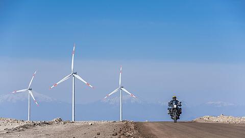 Ein Motorradfahrer durchquert einen Windpark in der chilenischen Atacama-Wüste.
