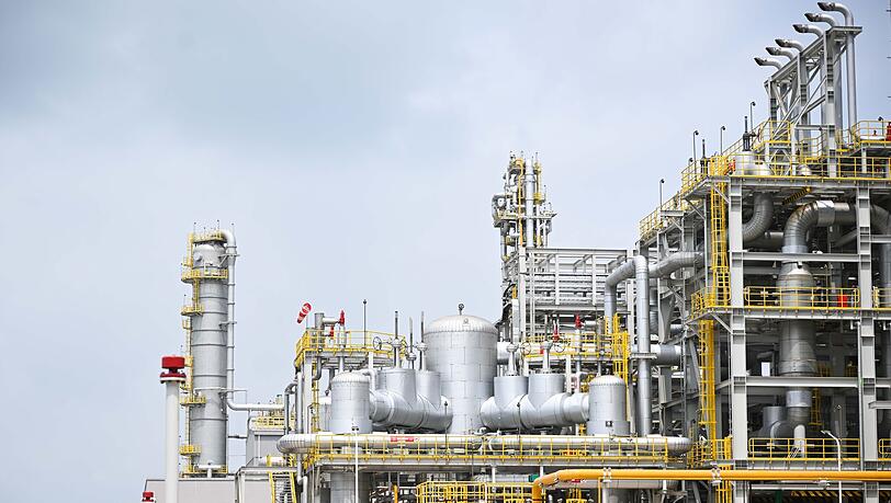 BASF hat ein riesiges Werk in China errichtet - auf den Markt will der Konzern nicht verzichten BASF hat ein riesiges Werk in China errichtet - auf den Markt will der Konzern nicht verzichten