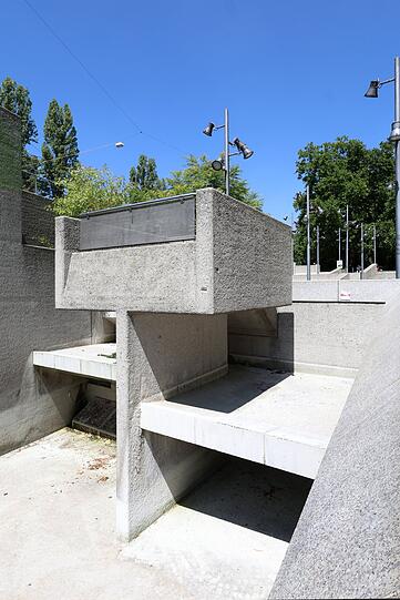 Münchner Freiheit: Ein Brunnen ohne Wasser? Ganz schön hässlich. Münchner Freiheit: Ein Brunnen ohne Wasser? Ganz schön hässlich.