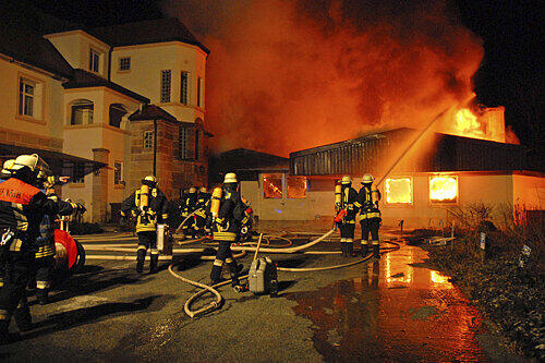 Flammenschein über Schwarzenbruck: Das Feuer loderte so stark, dass die Wehren stundenlang löschten, um den Brand unter Kontrolle zu bekommen.