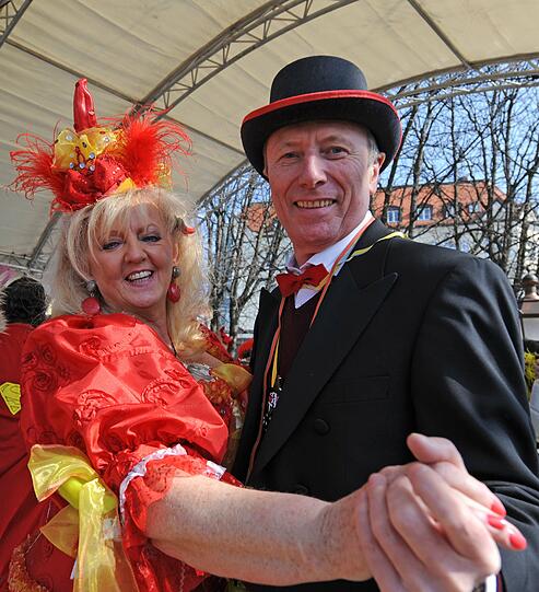 Bürgermeister Hep Monatzeder von den Grünen sprach beim Tanz der Marktweiber von der "Krönung des Faschings"  - und ließ sich zum Tanzen auf die Bühne ziehen.