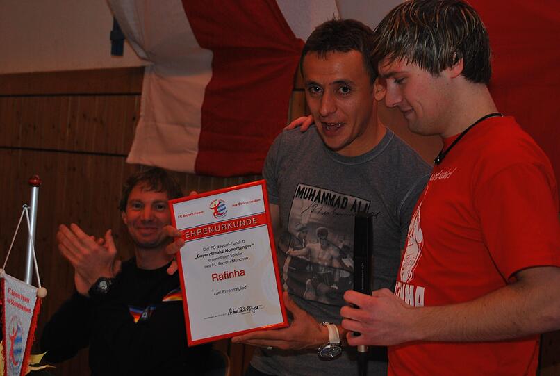 Weihnachtsüberraschung: Die Bayern-Stars Rafinha, Badstuber, Kroos, Boateng & Co. waren am Wochenende bei zahlreichen Fanklubs zu Besuch - und als Präsent hatten sie nach dem 4:1-Sieg gegen Werder Bremen sogar die Tabellenführung im Gepäck: Die Bilder.
