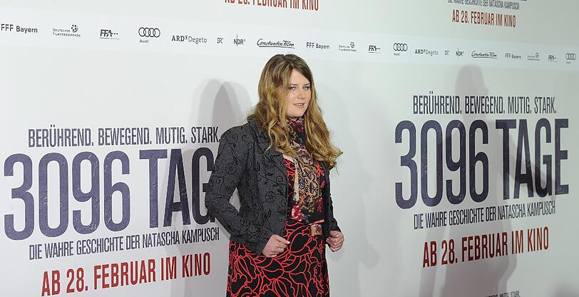 Ein mutiger Auftritt: Natascha Kampusch auf dem roten Teppich, vor dem Mathäser-Kino in München. Sagen wollte sie - wie auch schon bei der Weltpremiere in Wien am 26.02.2013 - aber nichts.