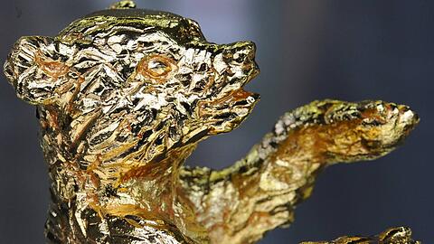 Ist hier alles Gold, was glänzt? Die 20 Millionen Euro (darunter 6,5 Millionen an staatlichen Fördergeldern) teure Berlinale mit ihren 64 Leinwänden, 25 Festivalkinos und 400 Filmen ist aber mehr als ein Publikumsmagnet. Richtig bedeutend wird sie durch den European Film Market, bei dem Verleiher, Produzenten und Studios aus aller Welt den ganz großen Deal landen wollen.