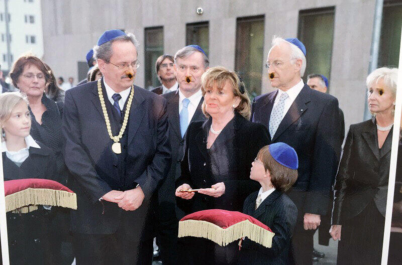 Ude, Köhler und Stoiber sind ebenso mit Hitler-Bärten versehen...