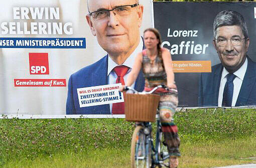 Wahlplakate mit den Fotos der Spitzenkandidaten Erwin Sellering (L) von der SPD und Lorenz Caffier von der CDU. Foto: Jens Büttner