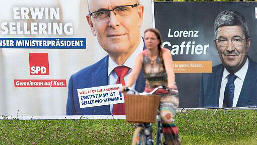 Wahlplakate mit den Fotos der Spitzenkandidaten Erwin Sellering (L) von der SPD und Lorenz Caffier von der CDU. Foto: Jens Büttner Wahlplakate mit den Fotos der Spitzenkandidaten Erwin Sellering (L) von der SPD und Lorenz Caffier von der CDU. Foto: Jens Büttner