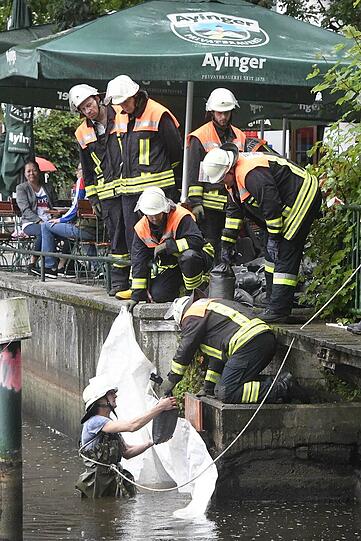 Feuerwehrleute dichten das Leck ab.