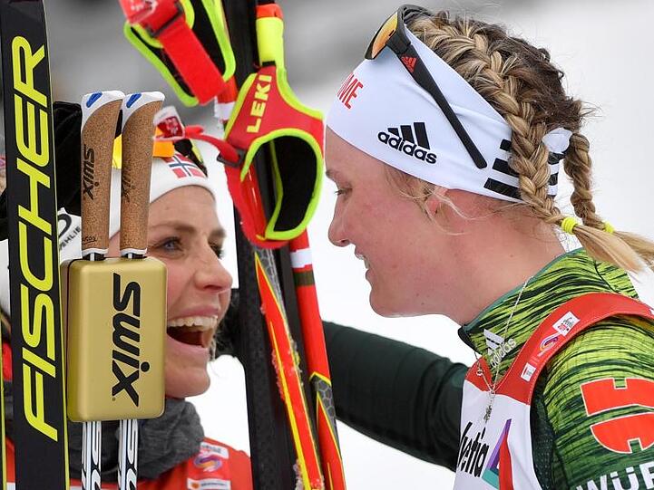 Victoria Carl (r) gratuliert der Norwegerin Therese Johaug zum Sieg.