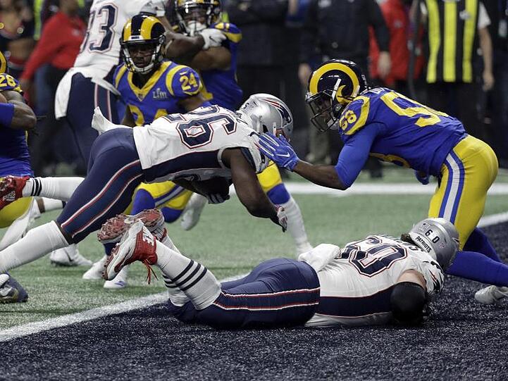 Sony Michel (26,M) von den Patriots taucht zum Touchdown vor Cory Littleton (r,58) von den Rams.