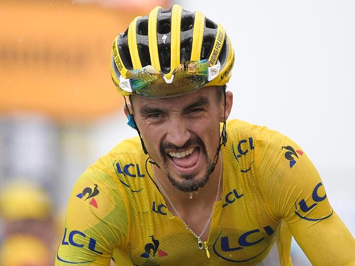 Julian Alaphilippe startet im gelben Trikot des Gesamtführenden in die 16. Etappe der Tour de France.