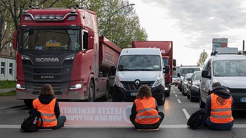 Aktivisten der Gruppierung Letzte Generation blockieren eine Kreuzung in Berlin.