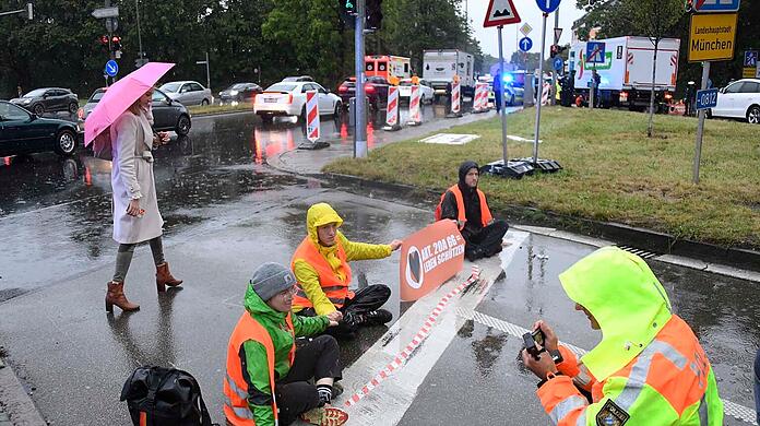 Klimaaktivisten blockieren am Montagmorgen, 28. August 2023, am Autobahnende der A8.