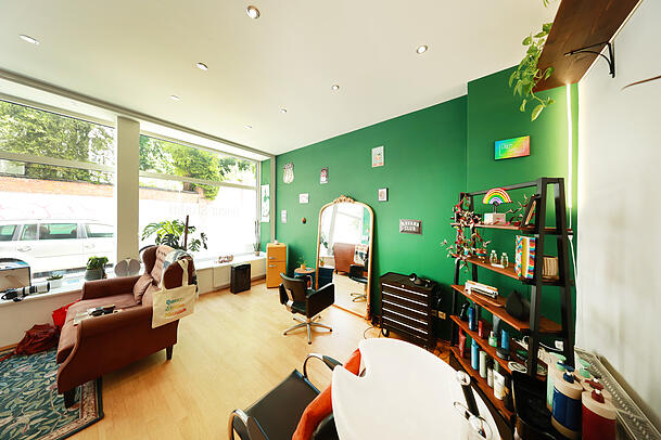 Im "Queer Studio Munich" gibt es nur einen Friseurstuhl. Im "Queer Studio Munich" gibt es nur einen Friseurstuhl.