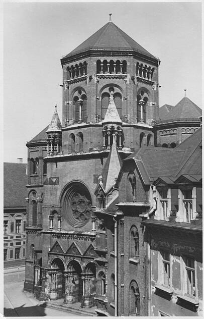 Die frühere Hauptsynagoge am Lenbachplatz – 1938 von den Nazis zerstört. Die frühere Hauptsynagoge am Lenbachplatz – 1938 von den Nazis zerstört.