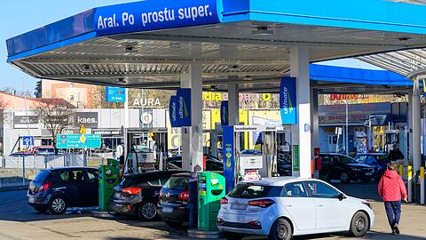 Tanken in Polen ist nach wie vor billiger als in Deutschland - doch der Preisanstieg seit Kriegsbeginn ist inzwischen weitgehend identisch. (Archivbild)