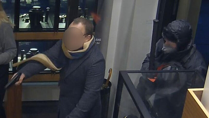 Diese beiden Männer überfielen am 19. Dezember 2024 ein Juweliergeschäft in der Kardinal-Faulhaber-Straße. Einer von ihnen konnten nun identifiziert und sein Aufenthaltsort ermittelt werden. Diese beiden Männer überfielen am 19. Dezember 2024 ein Juweliergeschäft in der Kardinal-Faulhaber-Straße. Einer von ihnen konnten nun identifiziert und sein Aufenthaltsort ermittelt werden.