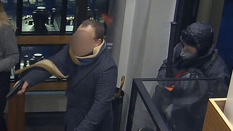Diese beiden M&auml;nner &uuml;berfielen am 19. Dezember 2024 ein Juweliergesch&auml;ft in der Kardinal-Faulhaber-Stra&szlig;e. Einer von ihnen konnten nun identifiziert und sein Aufenthaltsort ermittelt werden.
