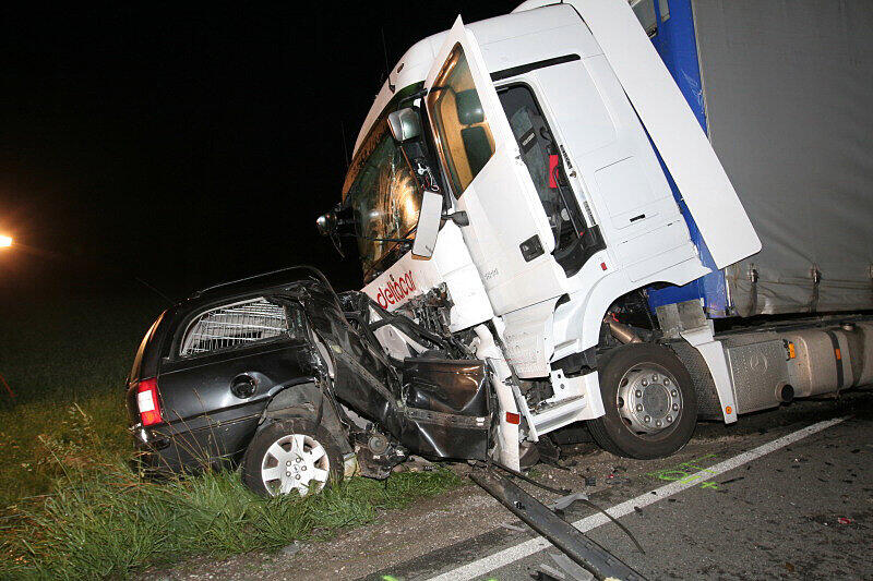 Immer wieder kommt es zu Lkw-Unfällen weil die Fahrer übermüdet sind. (Symbolbild)