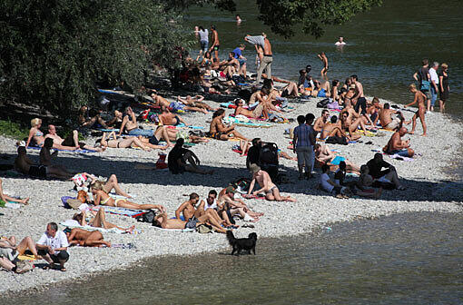 Egal ob auf dem Isarkanal oder der Isarinsel, am Kabelsteg, Vaterrheinbrunnen oder in der Steindorfstraße: Beim Isarinselfest am Wochenende war einiges geboten - und dank sonnigem Wetter auch einiges los.