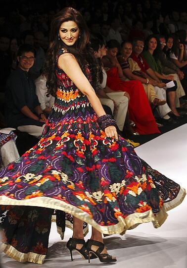 Fashion Week in der indischen Hafenmetropole Mumbai: Manche Kreationen sehen aus, als kämen sie von einem anderen Planeten. Der Stil bewegt sich in gewagter Weise zwischen Lady Gaga, Star Wars und Minnie Maus.