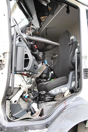 Schwerer Lkw-Unfall auf der A8 bei Frasdorf: Ein Lastwagen war in ein liegengebliebenes Fahrzeug gerast. Die Bilder.