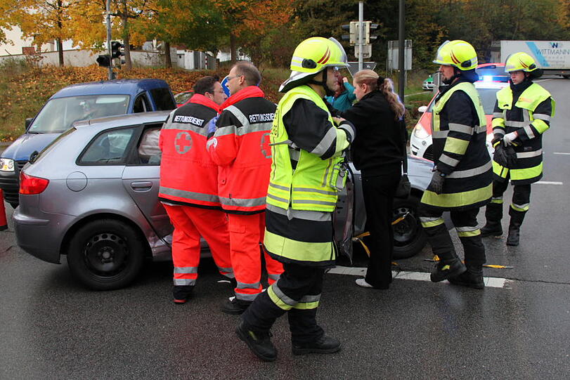 Unfall auf einer Kreuzung in Waldkraiburg. Eine Person wurde im Fahrzeug eingeschlossen und musste von der Feuerwehr befreit werden. Die Bilder vom Unfallort.