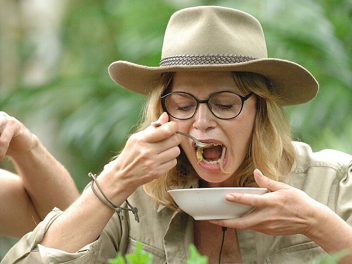 Im Dschungelcamp musste Maren Gilzer eine "Karattensuppe", bestehend aus Rattenschwänzen, Mehlwürmern und Durianfrucht, verspeisen