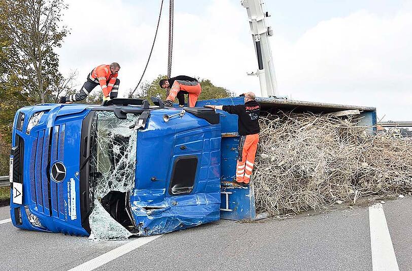 Der Lkw kippte mitsamt Ladung um, die Ermittler gehen davon aus, dass der Fahrer zu schnell unterwegs war.