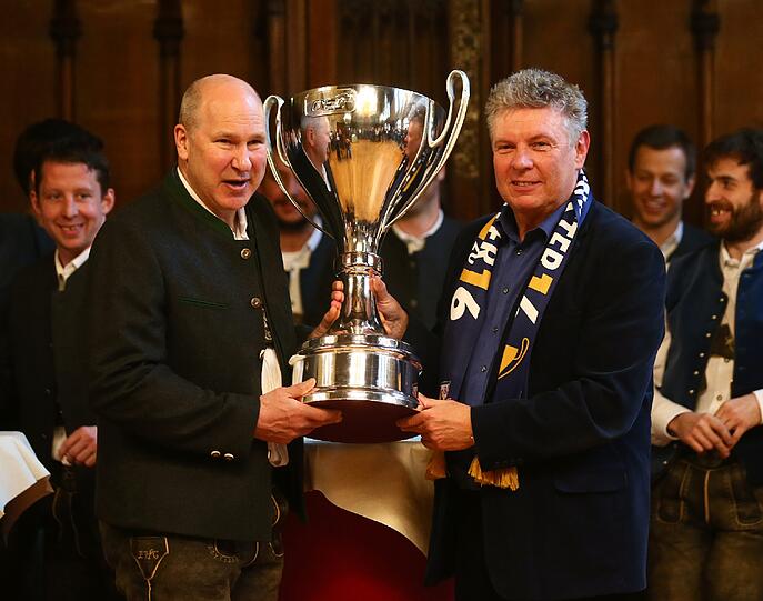 Der Oberbürgermeister freut sich mit dem EHC-Coach Don Jackson über den Pokal.