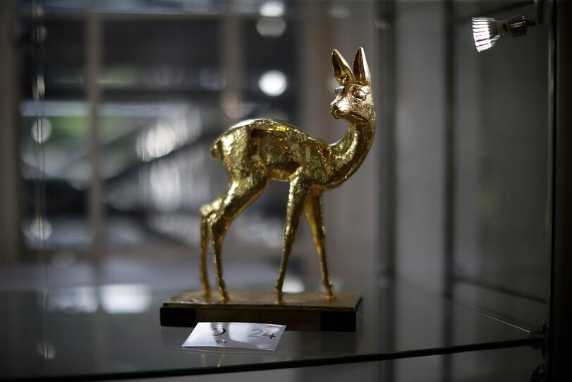 In einer Vitrine der Knapp-Galerie steht der Bambi aus dem Jahr 1985 in der Kategorie "Mann des Jahres" des früheren deutschen Tennis-Stars Boris Becker.