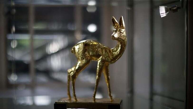 In einer Vitrine der Knapp-Galerie steht der Bambi aus dem Jahr 1985 in der Kategorie "Mann des Jahres" des früheren deutschen Tennis-Stars Boris Becker. In einer Vitrine der Knapp-Galerie steht der Bambi aus dem Jahr 1985 in der Kategorie "Mann des Jahres" des früheren deutschen Tennis-Stars Boris Becker.