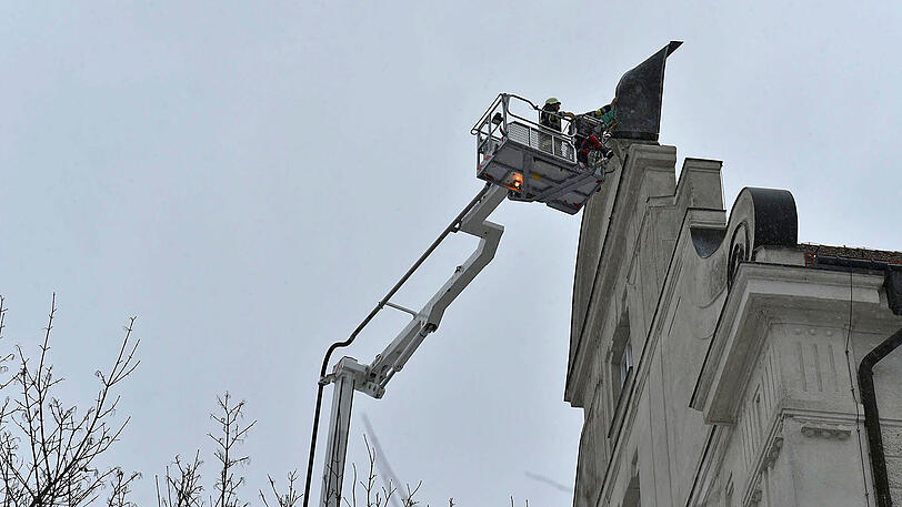 Die Feuerwehr rückte mit einer speziellen Hebebühne an und entfernte das lockere Blech vom Schuldach.