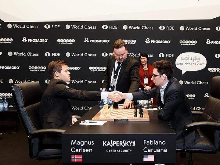 Handschlag zwischen dem amtierenden Schachweltmeister Magnus Carlsen (l) und seinem Herausforderer Fabiano Caruana (r).