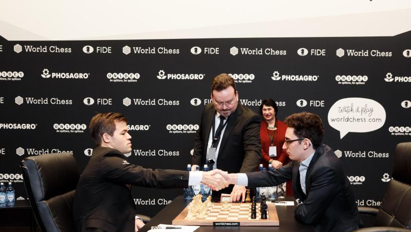 Handschlag zwischen dem amtierenden Schachweltmeister Magnus Carlsen (l) und seinem Herausforderer Fabiano Caruana (r). Handschlag zwischen dem amtierenden Schachweltmeister Magnus Carlsen (l) und seinem Herausforderer Fabiano Caruana (r).