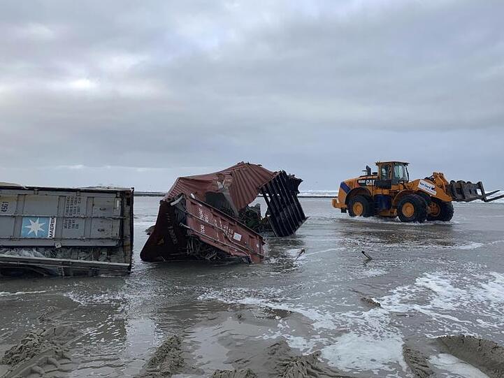 Trümmer von Frachtcontainern liegen am Strand der niederländischen Insel Vlieland.