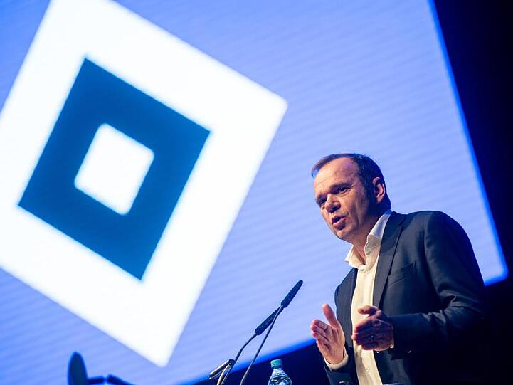 HSV-Vorstandsvorsitzender Bernd Hoffmann spricht während einer Mitgliederversammlung. Foto: Axel Heimken/Archiv