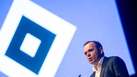 HSV-Vorstandsvorsitzender Bernd Hoffmann spricht während einer Mitgliederversammlung. Foto: Axel Heimken/Archiv