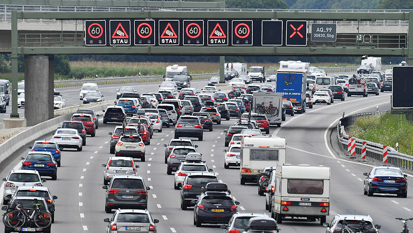 Stau am 25. Juli 2020: Dichter und stockender Verkehr auf der Autobahn A99 in Richtung München-Süd auf Höhe Aschheim.