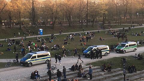 Ein ganz normaler Isar-Abend 2021. Die Polizei ist auch auf Pferden da.