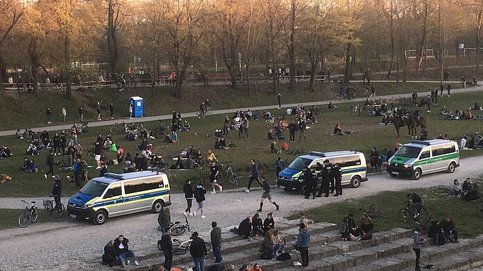 Ein ganz normaler Isar-Abend 2021. Die Polizei ist auch auf Pferden da.