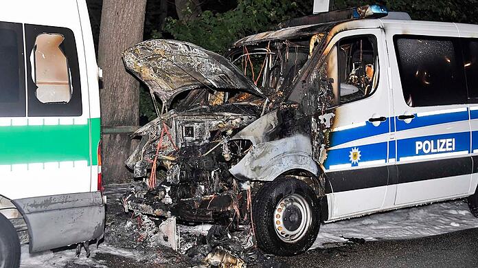 Gleich acht Mannschaftsbusse der Bundesbereitschaftspolizei wurden durch den Brand schwer beschädigt.