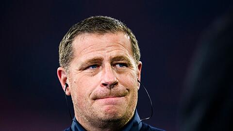 Münchens Sportvorstand Max Eberl steht vor dem Spiel im Stadion.