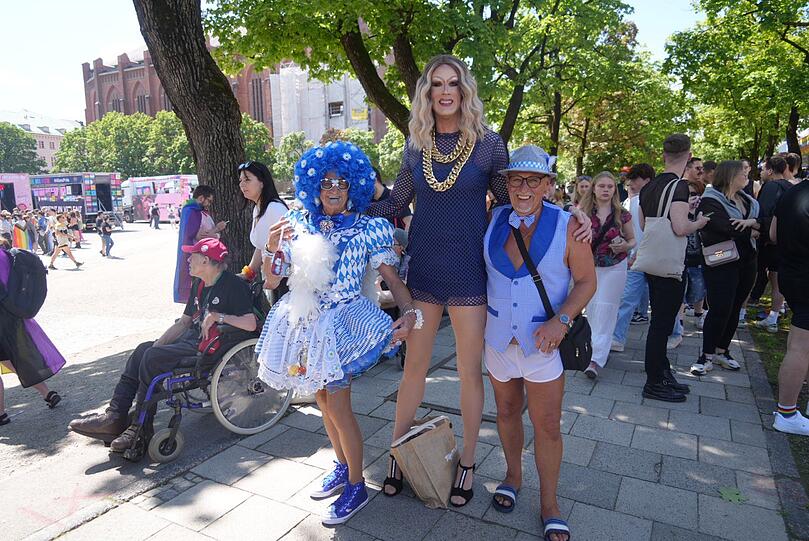 Peter (links mit Perücke ) und Dieter mit der riesigen Drag Queen Jurassica Parker aus Berlin.