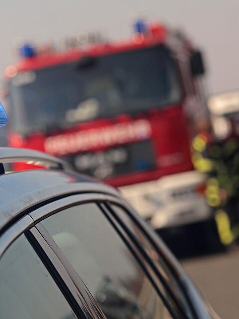 Die Polizei Poing und die Freiwillige Feuerwehr Forstinning sperrten die Unfallstelle f&uuml;r &uuml;ber zwei Stunden. (Symbolbild)