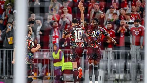 Jamal Musiala (l) bejubelt mit Alphonso Davies das 1:0.